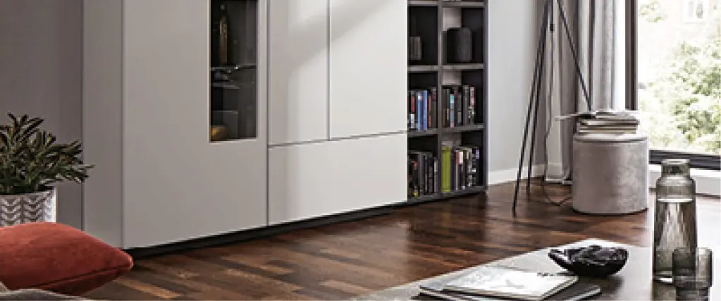 Stilvolles Wohnzimmer mit Wohnwand aus Massivholz, hellem Sofa, Lowboard und Couchtisch. Ein brauner Ledersessel setzt Akzente. Moderne Wohnzimmermöbel aus Holz sorgen für zeitlose Einrichtung im natürlichen Design.